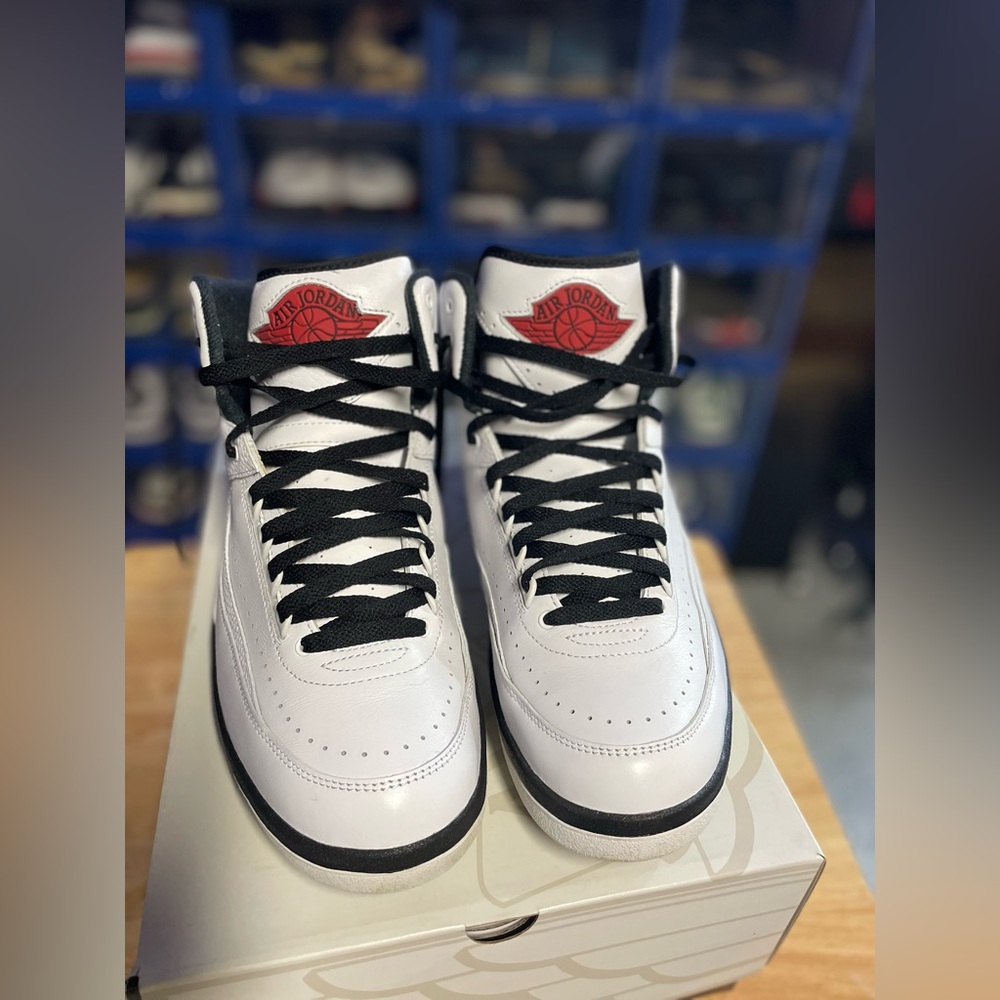 Jordan 2 Retro chicago’s Sneakers in White and Black with Red Accents - Picture 6 of 6
